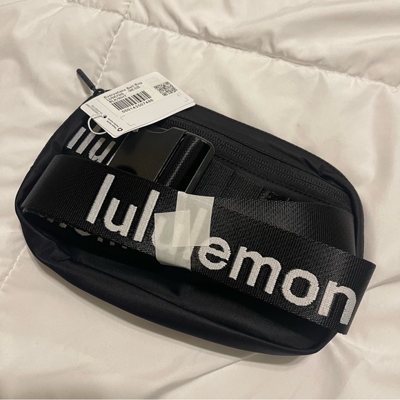 *NEW* Lululemon Everywhere Belt Bag - Black - Picture 8 of 8